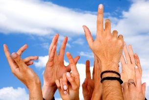 LA DEMOCRACIA PARTICIPATIVA Y EL PODER DE LOS APARATOS EN LOS PARTIDOS POLÍTICOS