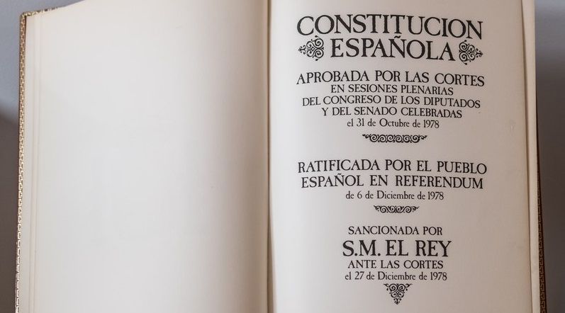 ¿ESPAÑA NO TIENE CONSTITUCIÓN?