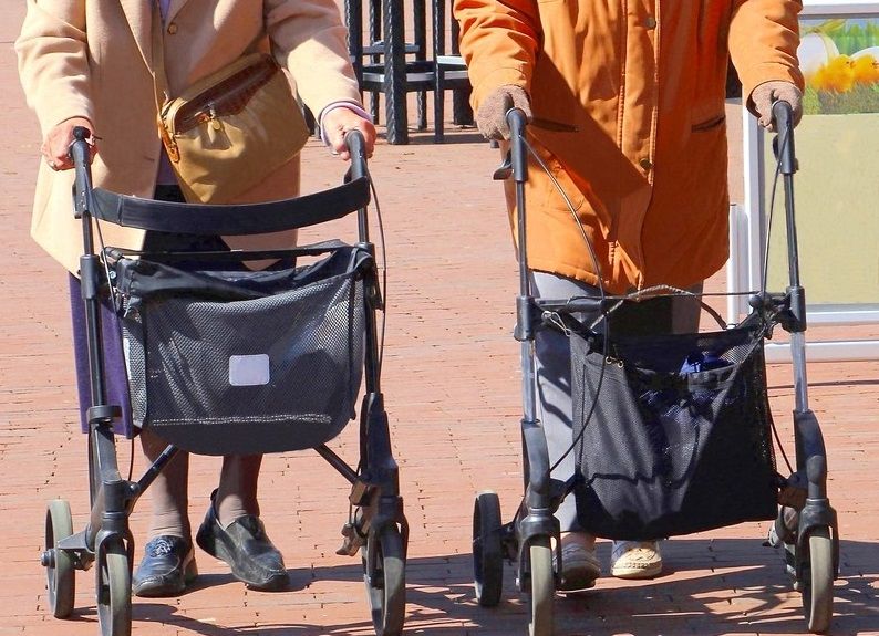 ESPAÑA 2030. HOGARES UNIPERSONALES Y CIUDADANOS CENTENARIOS