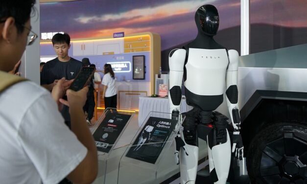 LLEGAN LOS ROBOTS HUMANOIDES