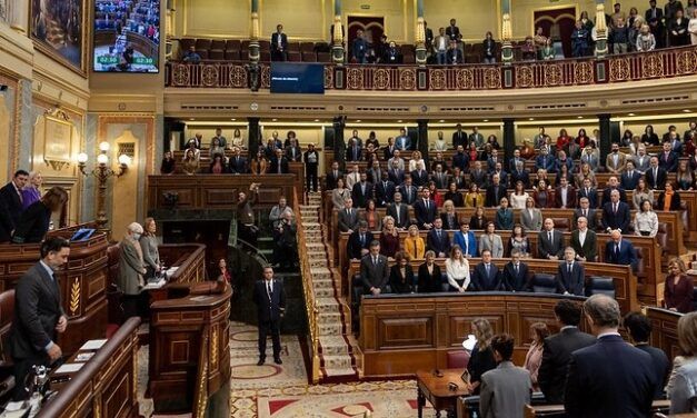 LA ESENCIA DE LA DEMOCRACIA PARLAMENTARIA Y LOS EXCESOS QUE LA LIMITAN