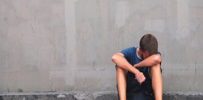 NO ES UN PAÍS PARA JÓVENES