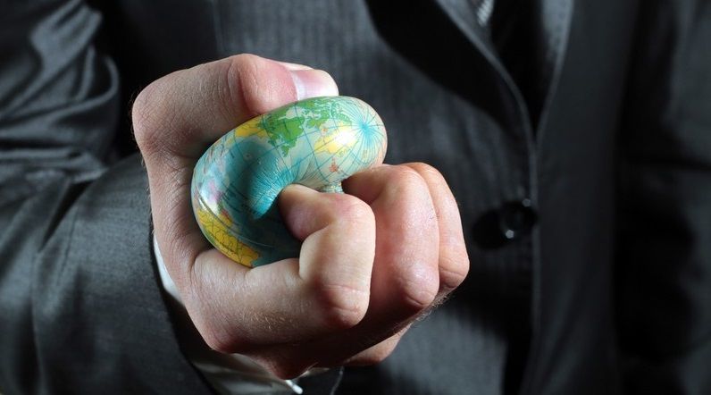 UN CAPITALISMO PRIMITIVO ATACA AL CAPITALISMO NORMATIVO