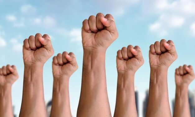 LA DEMOCRACIA DEBE FOMENTAR EL TRABAJO DECENTE
