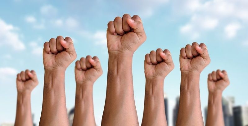 LA DEMOCRACIA DEBE FOMENTAR EL TRABAJO DECENTE