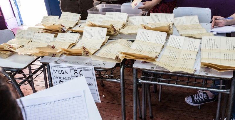 CHILE: UN ADMIRADOR DE PINOCHET ACARICIA LA MONEDA