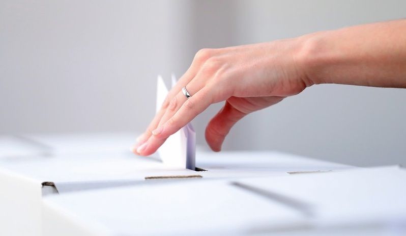 UN DOMINGO ELECTORAL COMPLEJO