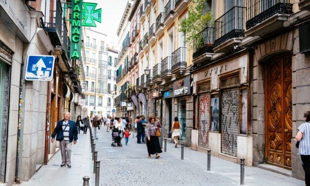TRABAJADOR, ESPABILA: NO ES EL INMIGRANTE QUIEN TE ESTÁ ROBANDO