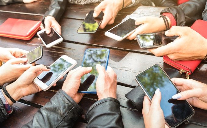 ADOLESCENTES Y REDES SOCIALES